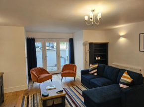 Spacious Modern 2-bed Parking & Wi-Fi & 65
